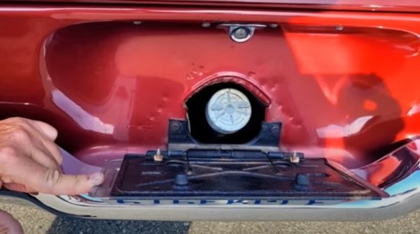 Зареждането с гориво на автомобилите отдавна става отляво, или отдясно на купето, но имаше и времена, в които гърловината беше скрита под задния регистрационен номер.